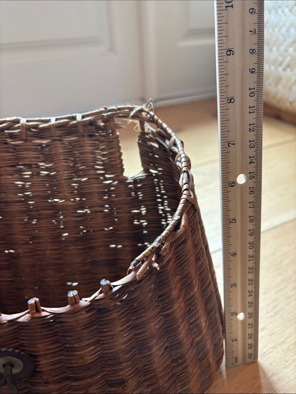 Vtg Handwoven Fishing Creel Basket
Primitive Wicker Creel Rustic Cabin Decor - Picture 10 of 10